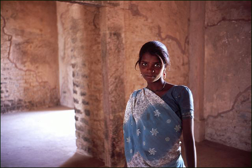 Young girl, Jahaz Mahal Palace, Mandu